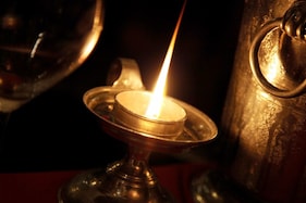मंदिर में दीपक जलाते समय इन बातों का रखें ध्यान, हर समय भरी रहेगी तिजोरी