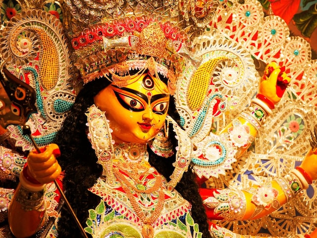 नवरात्रि में देवी भागवत पुराण सुनने का है विशेष महत्व, जानें विधि नवरात्रि में देवी भागवत पुराण सुनने का है विशेष महत्व, जानें विधि