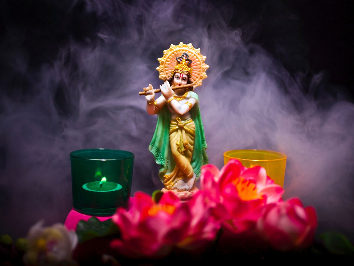 नवरात्रि में श्रीमद्देवी भागवत पुराण सुनने का विशेष महत्व होता है. 