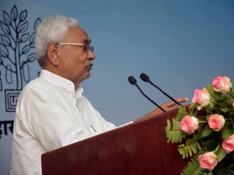 पटना के संवाद में ग्रामीण सोलर लाइट योजना की शुरुआत करते हुए सीएम नीतीश कुमार. 