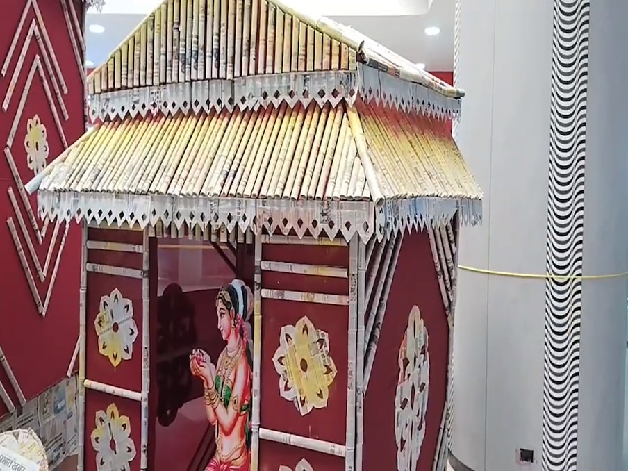  देवधर. दुर्गा पूजा नजदीक है. ऐसे में हर एक जगह बड़े-बड़े पंडाल बनाए जा रहे हैं, लेकिन आज हम आपको देवघर के एक ऐसे कलाकार से मिलाने जा रहे हैं, जो न्यूज़ पेपर से भव्य एवं आकर्षक पंडाल बना रहे हैं.