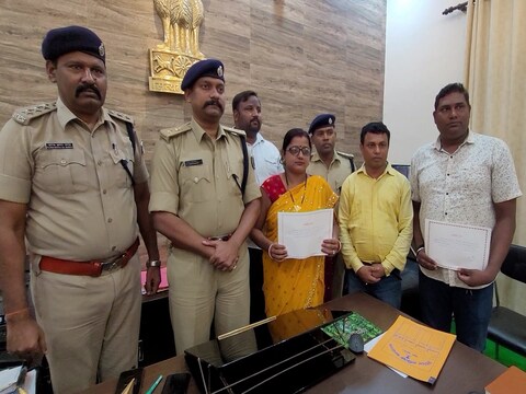 पूर्णिया के एसपी दयाशंकर ने खुशबू कुमारी, मो इम्तियाज और मनोज कुमार को सम्मानित किया. 