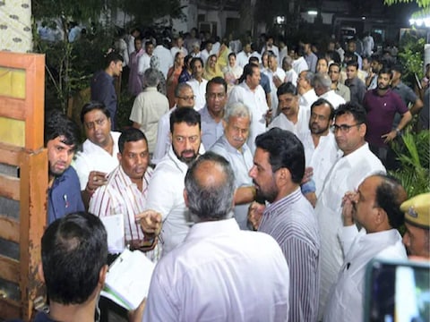 राजस्थान के 90 विधायक अशोक गहलोत के समर्थन में रविवार रात अपना सामूहिक इस्तीफा सौंपने स्पीकर सीपी जोशी के आवास पहुंच गए. (News18 Photo)