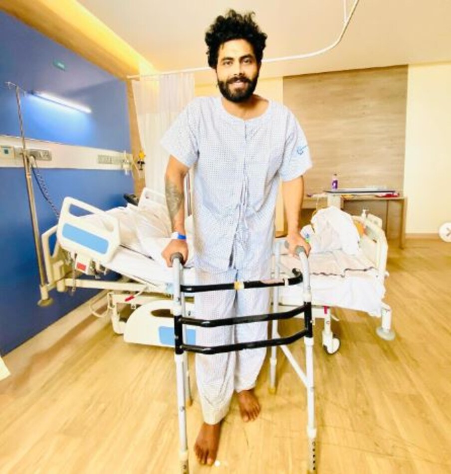  रवींद्र जडेजा (Ravindra Jadeja) ने अपने ऑशियल ट्विटर हैंडल पर जो अपनी तस्वीर अपलोड की है, उसमें वह बैसाखी के सहारे चलने की कोशिश कर रहे हैं. फोटो में जडेजा हाफ टी शर्ट और काले रंगा का शॉट्स पहने नजर आ रहे हैं. (Instagram)