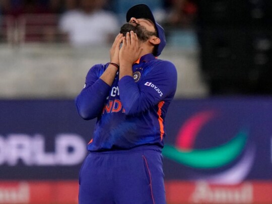 रोहित शर्मा और कोच राहुल द्रविड़ के बार-बार प्रयोग का फैसला कहीं टी20 विश्व कप में भारी न पड़ जाए. (AP)