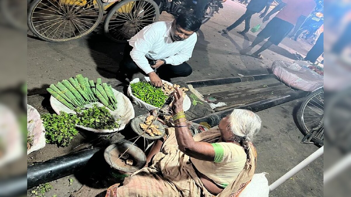 बिहार: जमीन पर बैठकर रात के 10 बजे वृद्ध महिला से सब्जी खरीदते दिखे सीएम के प्रधान सचिव