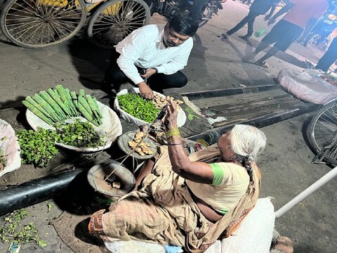 सीएम नीतीश कुमार के प्रधान सचिव एस सिद्धार्थ रात के 10 बजे सब्जी की खरीदते हुए.