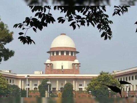  SC ने करीब दो दशक पहले बर्खास्त किए गए चौकीदार के पक्ष में फैसला सुनाते हुए उसे बहाल करने का आदेश दिया है. (फोटो-न्यूज़18)