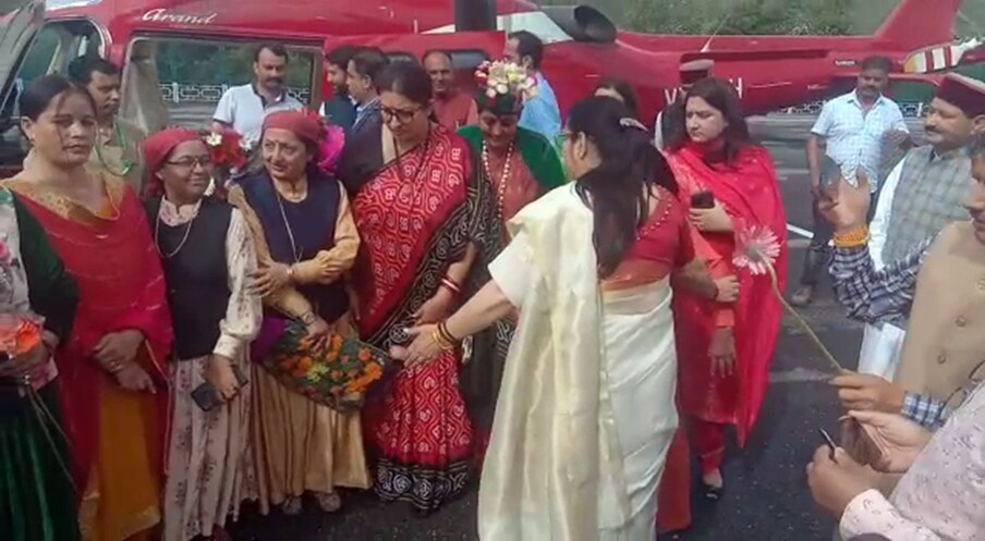  रामपुर (शिमला). हिमाचल प्रदेश के दौरे पर केंद्रीय मंत्री स्मृति ईरानी शिमला पहुंची हैं. शनिवार सुबह हैलिकॉप्टर के जरिये स्मृति ईरानी शिमला के रामपुर पहुंची.