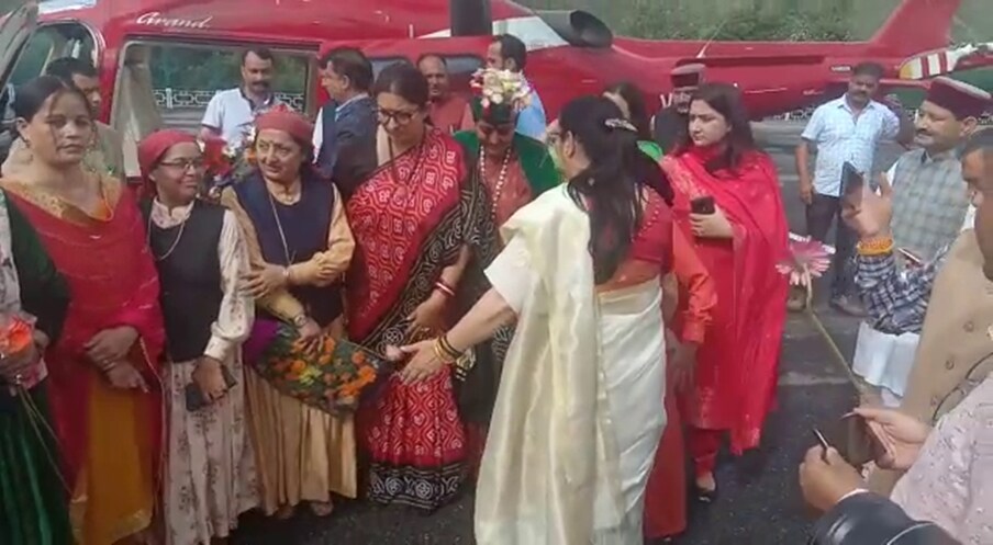  शिमला ग्रामीण से कांग्रेस विधायक विक्रमादित्य सिंह ने कहा कि स्मृति ईरानी का रामपुर बशहर में स्वागत है. 400 रुपये सिलेंडर पर घड़ियाली आंसू बहाने वाली मैडम से 1200 रुपये कीमत के गैस सिलेंडर का जवाब माँगा गया है.[/caption

 केंद्रीय मंत्री की सुरक्षा के मद्देनजर और कांग्रेस के विरोध प्रदर्शन के चलते रामपुर में भारी पुलिस बल तैनात किया गया था.
