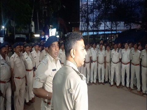 पुलिसकर्मियों को ब्रीफ करते हुए रांची एसएसपी कौशल किशोर. 