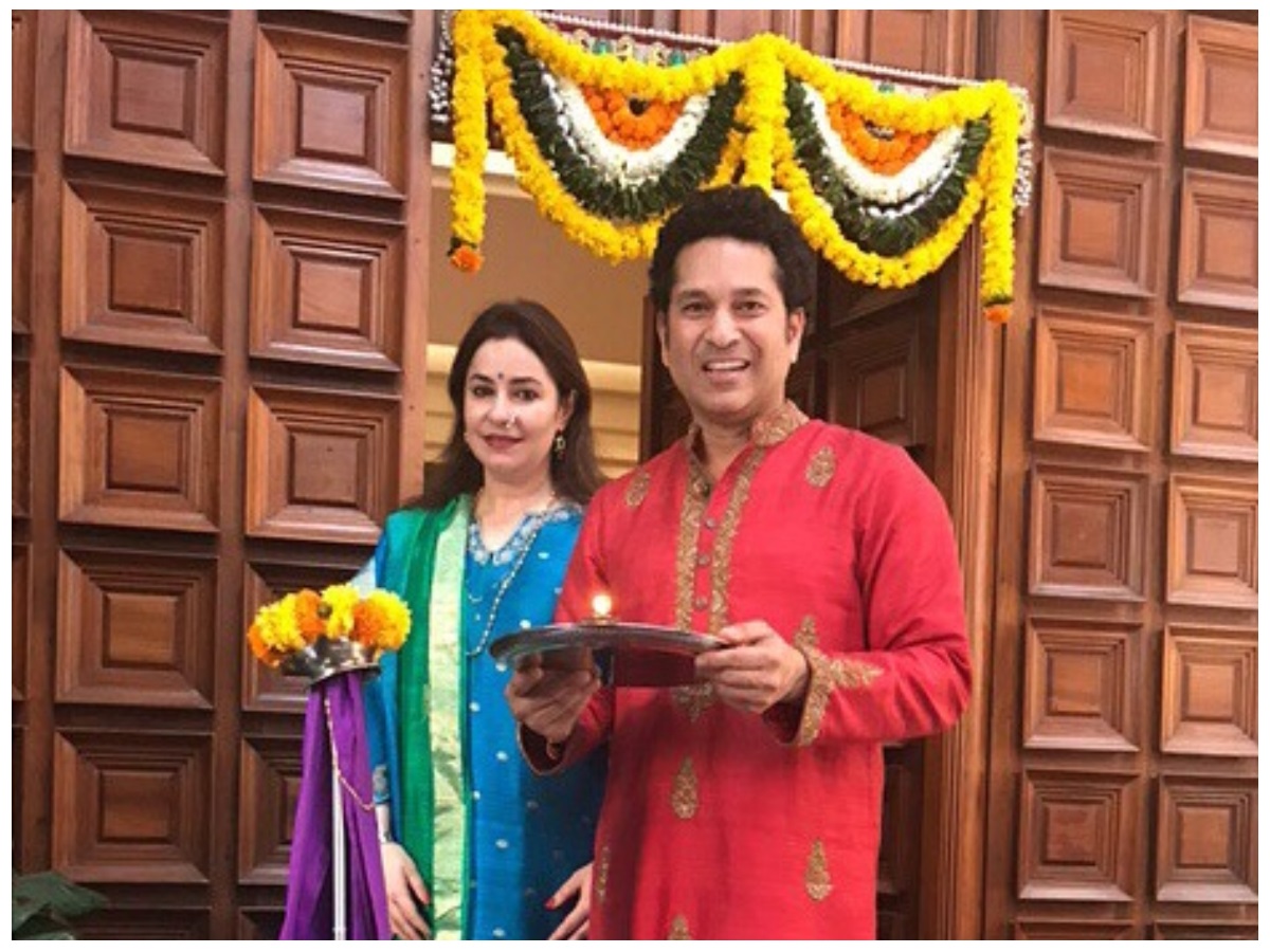  सचिन और अंजलि के घर में कई मंजिलें, एक छत और दो बेसमेंट हैं. घर ज्यामितीय नक्काशी के साथ एक विशाल गहरे लकड़ी के दरवाजे से खुलता है. इसके विपरीत प्रवेश द्वार के प्रत्येक तरफ गमले में लगे पौधों के साथ संगमरमर का फर्श है. (Sachin Tendulkar/Instagram)