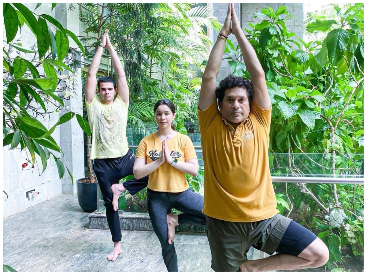  जिस तरह उनकी आलीशान हवेली का अंदरुनी हिस्सा एक सकारात्मक ऊर्जा और अपनापन दिखाता है, उसी तरह छत ताड़ के पेड़ों और बेलों के साथ हरियाली को जोड़ते हुए एक शानदार एहसास जोड़ती है. छत और बागीचे की ग्रे रंग की दीवारों से घिरे हैं, जो इसे योग या ध्यान सत्रों के लिए सुखदायक स्थान बनाता है. (Sachin Tendulkar/Instagram)