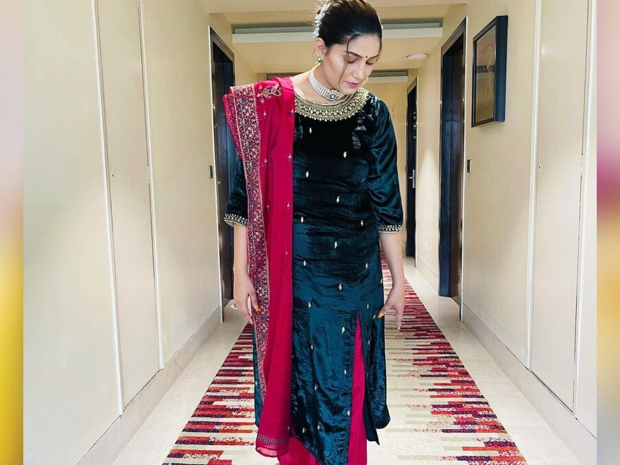 सपना चौधरी के करियर (Sapna Choudhary Career) में बदलाव रियलिटी शो 'बिग बॉस' से मिला. इससे वो घर-घर में फेमस हो गई हैं. वो अपने डांस स्टेप्स औक ऑडियंस के बीच पॉपुलर हैं. उन्होंने बेहद गरीबी के दिन देखे हैं. साल 2008 में उनके पिता ने दुनिया को अलविदा कह दिया है. बचपन में उनका नाम 'सुष्मिता' रखा गया था, लेकिन बाद में उनकी मां ने सपना चौधरी रखा दिया था.