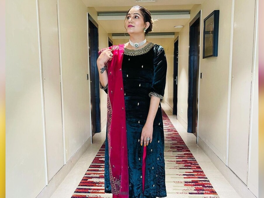  वहीं, सपना चौधरी की लग्जरी लाइफ की बात की जाए तो मीडिया रिपोर्ट्स के अनुसार, सपना चौधरी आज एक स्टेज परफॉर्मेंस के 25-50 लाख रुपए चार्ज करती हैं. उनकी नेट वर्थ बताई जाती है कि 50 करोड़ रुपए है. इतना ही नहीं वो गाड़ियों की भी बहुत शौकीन हैं.