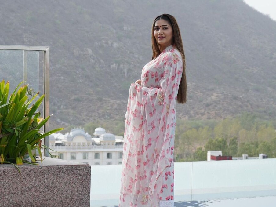  सपना चौधरी शादी के बाद से इंडस्ट्री से दूर हैं और परिवार के साथ टाइम स्पेंड कर रही हैं.