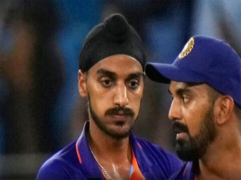 India VS Pakistan: अर्शदीप सिंह ने आसिफ अली का आसान कैच छोड़ दिया था, जिसके बाद उन्‍हें गंभीर ट्रोल किया जा रहा है. (AP)