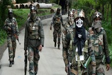 कश्मीर: शोपियां एनकाउंटर में जवानों ने 2 आतंकियों को मार गिराया; 1 है पाक का