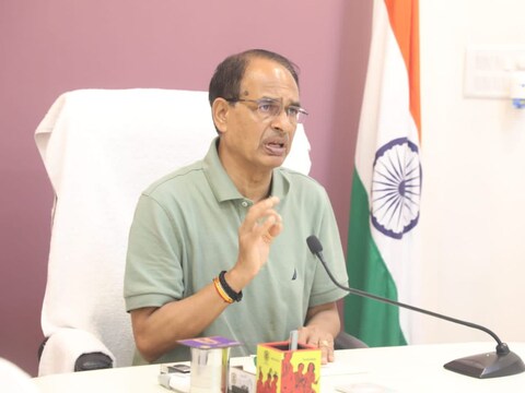 सीएम शिवराज सिंह चौहान ने रीवा बस हादसे के बाद यूपी के सीएम योगी आदित्यनाथ से बात की. मृतक यूपी और बिहार के रहने वाले थे.