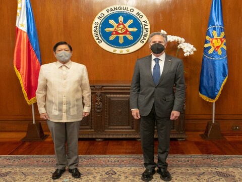 अमेरिकी विदेश मंत्री एंटनी ब्लिंकन फिलीपीन के राष्ट्रपति फर्डिनेंड रोमुअलडेज़ मार्कोस के  साथ. (फोटो: ट्विटर )