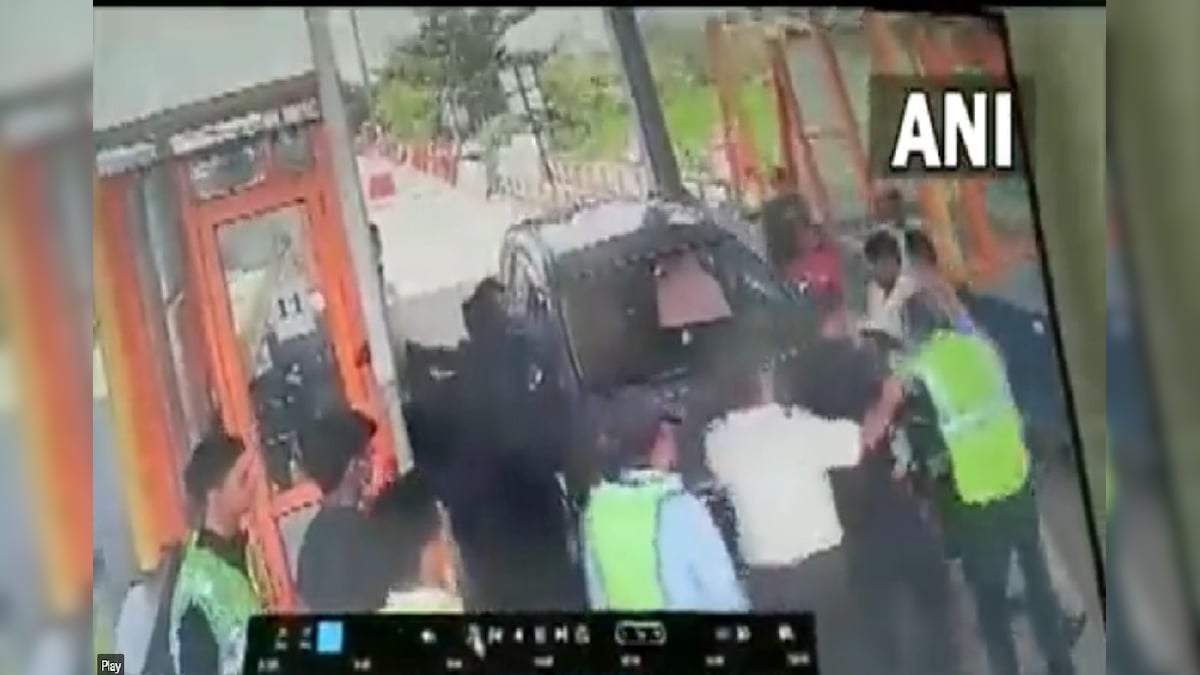 VIDEO: टोल प्लाजा पर TRS नेता का हंगामा फीस मांगने पर कर्मचारी को पीटा बूथ में की तोड़फोड़