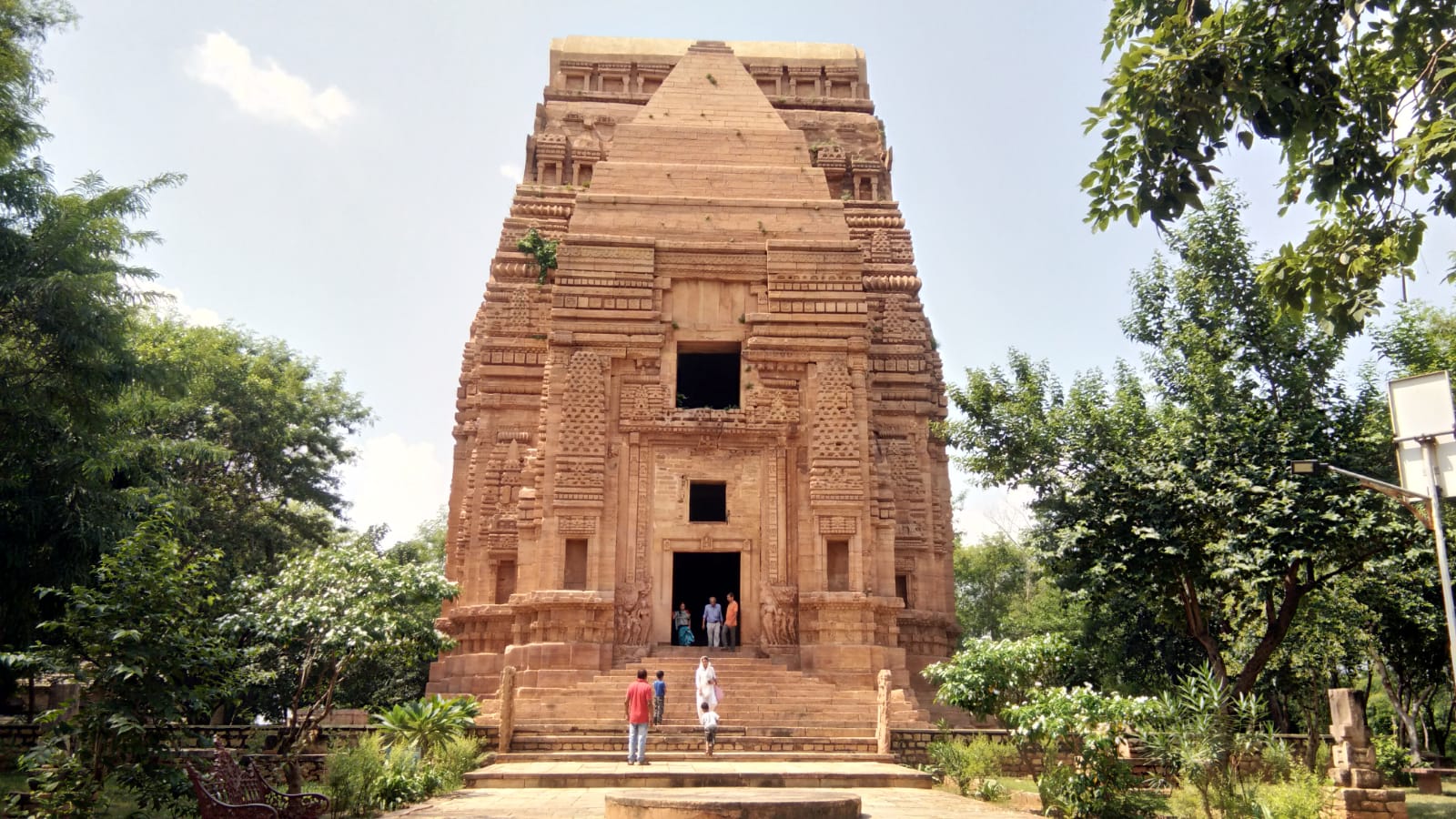   उत्तर और दक्षिण शैली में स्थापित किया गया यह मंदिर ग्वालियर में दुर्ग पर स्थित है. यह ग्वालियर दुर्ग की सबसे ऊंची इमारतों में से एक है जिस पर विशालकाय बड़े-बड़े खम्बों पर विशाल पत्थर को स्थापित किया गया है, जो कि वास्तुकला का अनूठा उदाहरण है.
