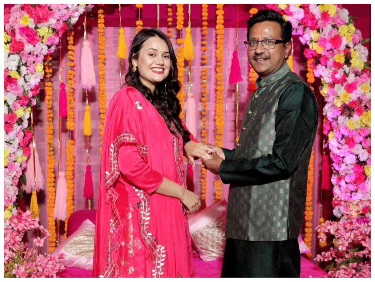  Tina Dabi Husband: टीना डाबी ने अप्रैल 2022 में डॉ.प्रदीप गवांडे (Dr. Pradeep Gawande) से शादी की थी. वह साल 2013 बैच के आईएएस ऑफिसर हैं. यह शादी काफी चर्चा में रही थी. इससे पहले साल 2018 में टीना डाबी ने अपने बैच के सेकंड टॉपर आईएएस अतहर आमिर खान से शादी की थी. हालांकि बाद में साल 2020 में दोनों ने आपसी सहमति से तलाक ले लिया था. अब दोनों ही अपनी-अपनी लाइफ में सेटल्ड हैं.