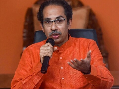 उद्धव ठाकरे गुट में पार्टी के नाम और सिंबल को लेकर मंथन शुरू है.