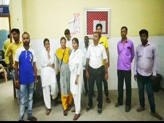 कुशीनगर जिला अस्पताल में मरीज के परिजनों द्वारा मारपीट किए जाने के बाद हड़ताल पर गए डॉक्टर. अपर जिलाधिकारी के मौके पर पहुंचने के बाद शांत हुआ मामला.