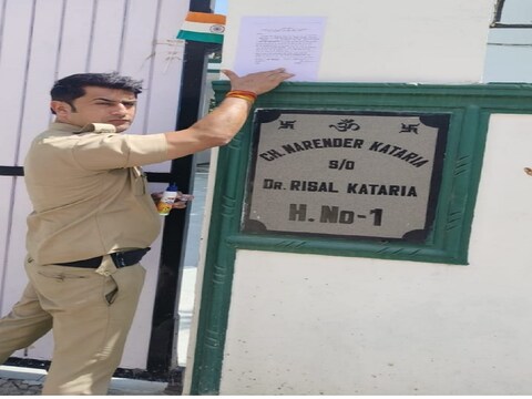 देहरादून: ट्रैफिक रुकवाकर शराब पीने के आरोप में फरार बॉबी कटारिया ल घर पर पुलिस ने संपत्ति कुर्की का नोटिस चस्पा किया.