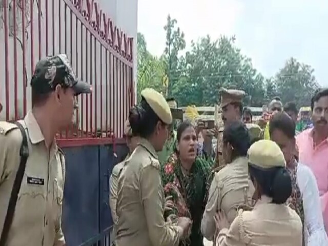 चंदौली महिला ने पुलिस लाइन के सामने किया आत्मदाह का प्रयास, जानें पूरा मामला चंदौली महिला ने पुलिस लाइन के सामने किया आत्मदाह का प्रयास, जानें पूरा मामला