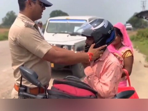 सौ.ट्विटर/@JaikyYadav16 सोशल मीडिया पर छा गया गाधीगिरी दिखाता पुलिसवाला, चालान की जगह पहनाया हेलमेट
