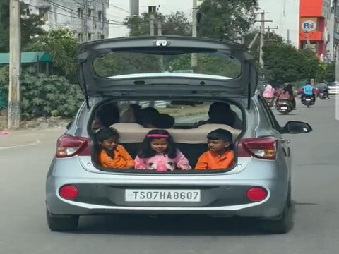 खुले बूट में बैठे बच्चों के साथ चलती कार का चौंकाने वाला वीडियो वायरल (फोटो-twitter.com/sonchozara)