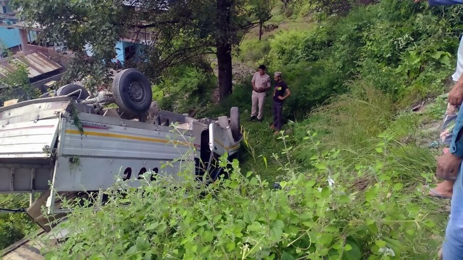  मनाली. हिमाचल प्रदेश के मनाली में पिकअप हादसे में घायल दोनों युवकों की मौत हो गई है. इलाज के दौरान घायल दोनों युवकों ने दम तोड़ दिया है. दो युवकों की मौत से गांव में मातम पसर गया है.