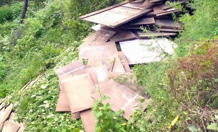  बताया जा रहा है कि दोनों व्यक्ति पिकअप में सामान लेकर घर जा रहे थे. इस दौरान घर के पास इनकी गाड़ी दुर्घटना ग्रस्त हो गई. अभिषक गुप्ता वार्ड- 2 भजोगी, गाड़ी चला रहा था और घायल है. सिविल अस्पताल मनाली में उसका इलाज चल रहा है. गांव में एक साथ दो लोगों की मौत से चचोगा के ग्रामीण सदमे में हैं.