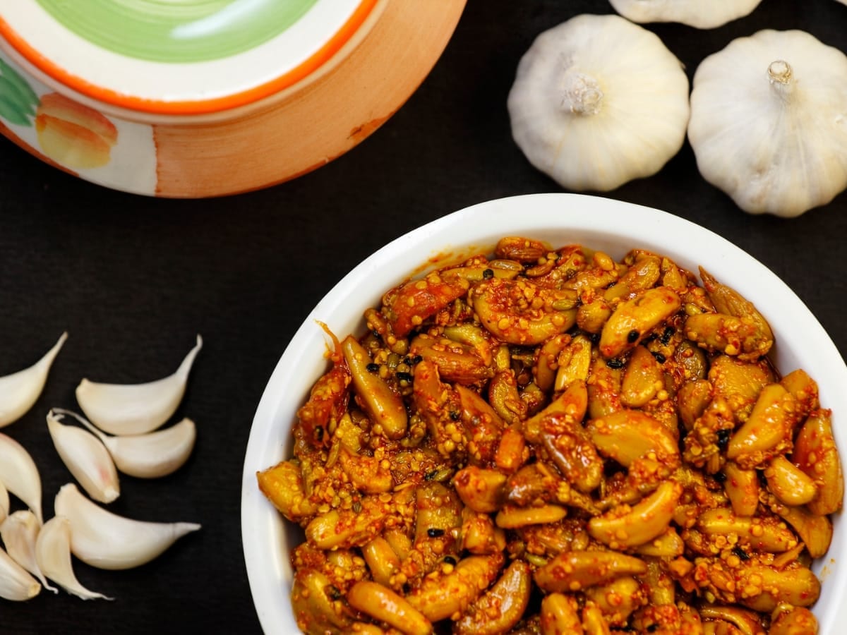 Garlic Pickle Benefits कई रोगों में बेहद फायदेमंद है 'लहसुन का अचार