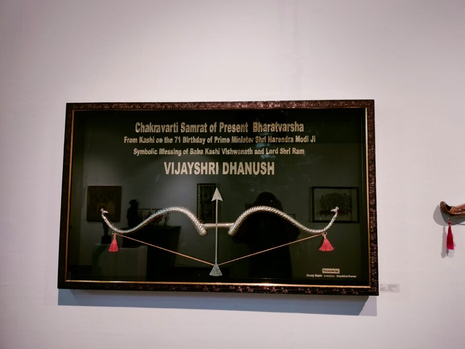  प्रधानमंत्री नरेंद्र मोदी विदेश के लोगों, भारतीय खिलाड़ियों और राज नेताओं के साथ-साथ विभिन्न क्षेत्रों के लोगों से मिले उपहारों की नीलामी करने जा रहे है. उपहारों को 17 सितंबर से 2 अक्टूबर गांधी जयंती के अवसर तक नीलाम किया जाएगा. बता दें कि इस नीलामी से कमाए पैसों को नमामि गंगा मिशन को दिया जाएगा.