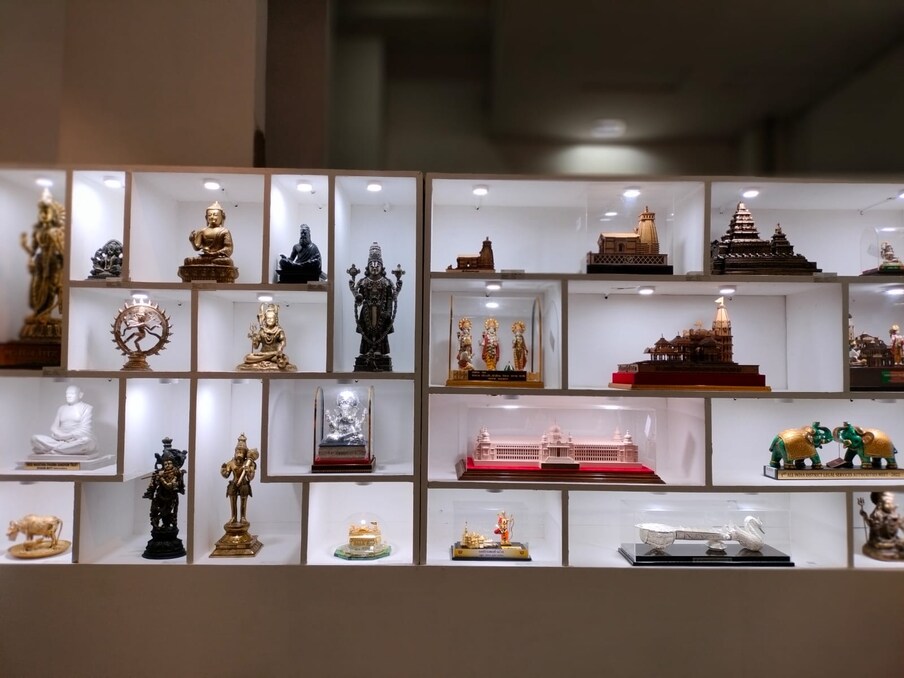  दिल्ली. पीएम मोदी को मिले शानदार गिफ्टों की कल यानी 17 सितंबर से नीलामी होनी है. पीएम मोदी के गिफ्ट्स की लिस्ट में कई सारी कीमती चीजें शुमार हैं. इनमें देश-विदेश से प्राप्त चीजें, भारतीय खिलाड़ियों से मिले उपहार और राज नेताओं के साथ-साथ अलग अलग क्षेत्रों के लोगों से मिले गिफ्ट्स शामिल हैं. नीलामी पीएम मोदी के जन्मदिन के दिन से 2 अक्टूबर तक की जानी है. 17 सितंबर को पीएम मोदी का जन्मदिन है.