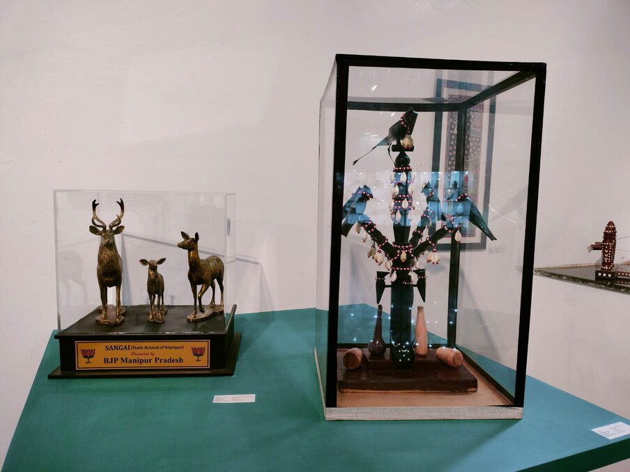  प्रधानमंत्री को मिली लगभग 1200 वस्तुओं की नीलामी की जाएगी. यह उपहार प्रधानमंत्री नरेंद्र मोदी को देश-विदेश के दौरे के दौरान समय-समय पर मिले हैं, लेकिन अब इन्हें आम आदमी भी खरीद सकता है. इस नीलामी में वस्तुओं की कीमत हजारों में लाखो में है.