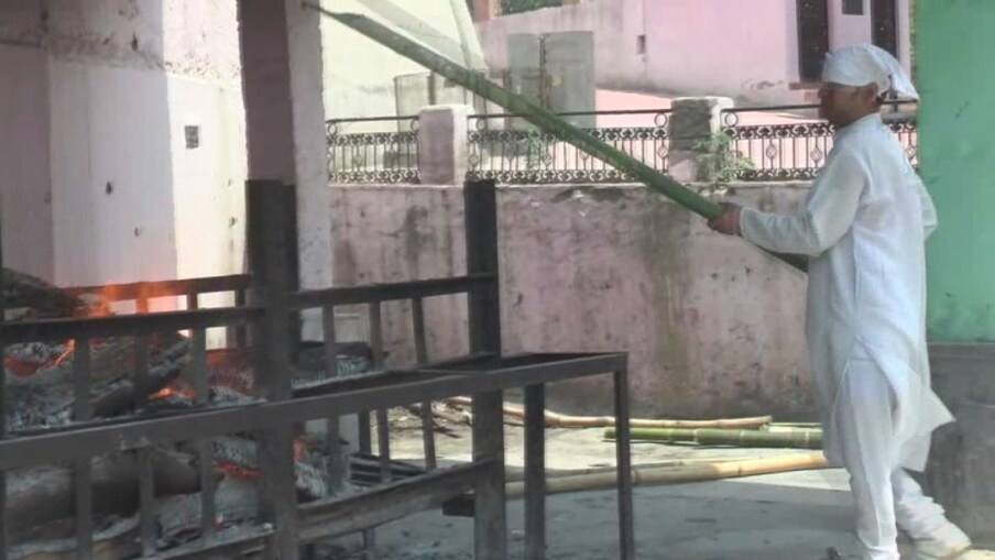  उन्होंने सरकार से कई बार मांग की है कि महीने में दो बार हरिद्वार जाने के लिए फ्री बस पास दिया जाए, लेकिन मांग नहीं मानी गई. शांतनु कुमार आज के समय में हर किसी के लिए प्रेरणा स्त्रोत बने हुए हैं और जब भी उन्हें पता चलता है कि कहीं पर लावारिश शव मिला है तो वह अपने मकसद के लिए निकल पड़ते है.