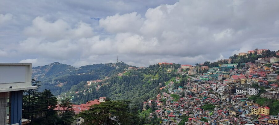 ऊंचाई वाले इलाकों में ठंड महसूस की जा रही है. लाहौल स्पीति में लगातार दूसरे दिन ऊंची चोटियों पर बर्फ और नीचले इलाकों में बारिश दर्ज की गई है. मौसम विभाग ने हिमाचल प्रदेश में अगले पांच दिन के लिए येलो अलर्ट जारी किया है. सितंबर तक सूबे में मौसम खराब रहेगा और इस दौरान बारिश और बर्फबारी देखने को मिलेगी.