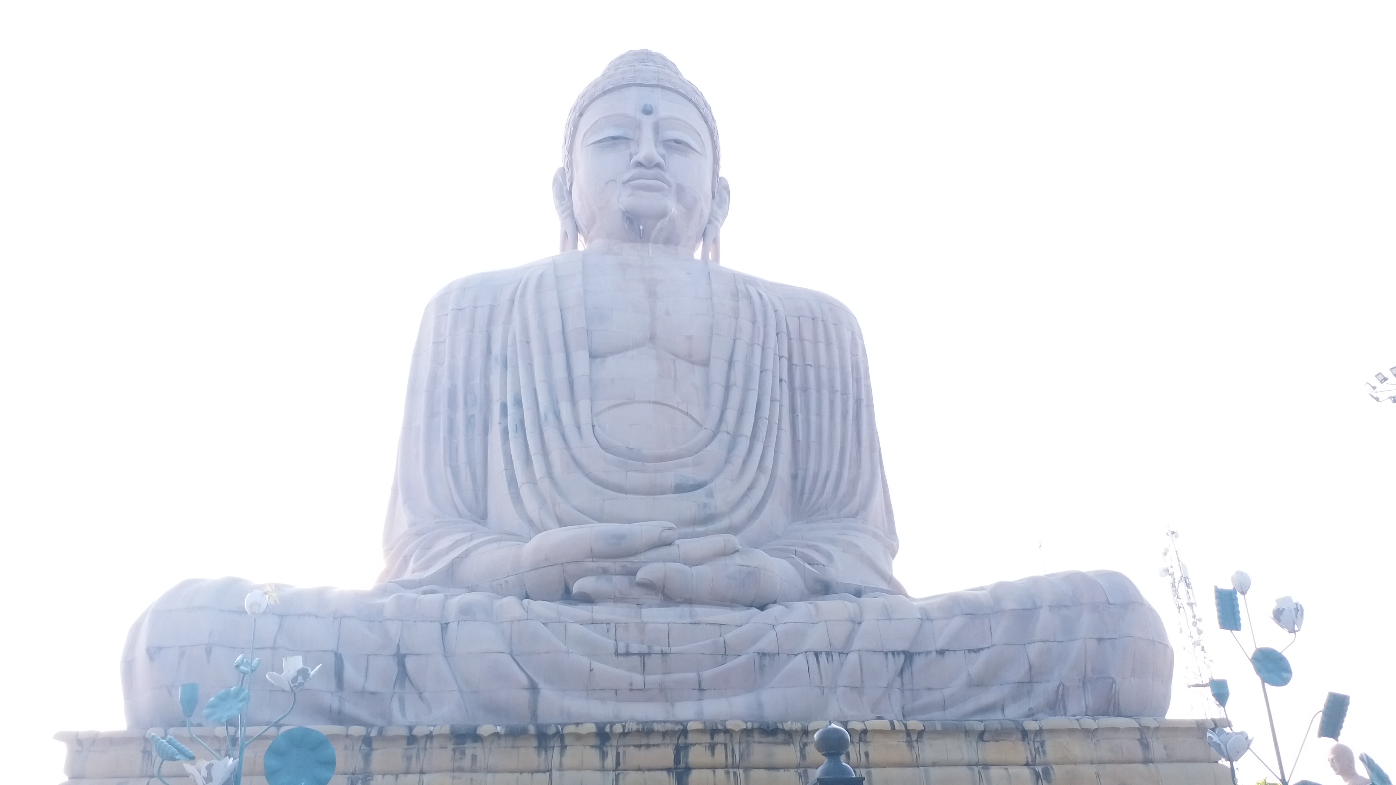  बुद्ध की विशाल प्रतिमा: 80 फीट की ऊंचाई पर खड़ी महान बुद्ध प्रतिमा बोधगया से जुड़े धार्मिक और आध्यात्मिक स्मारकों में से एक है. देश की सबसे ऊंची बुद्ध मूर्तियों में से एक प्रतिमा सन् 1989 में दलाई लामा के द्वारा स्थापित की गई थी. बौद्धों और हिंदुओं की तीर्थ यात्रा में विशालकाय बुद्ध प्रतिमा एक आवश्यक पड़ाव है. 80 फीट ऊंची इस प्रतिमा में भगवान बुद्ध ध्यान मुद्रा में है और खुली हवा में कमल के फूल पर विराजमान हैं. सात साल में 12,000 राज मिस्त्रियों ने इस खूबसूरत मूर्ति का निर्माण किया था. मूर्ति बलुआ पत्थर और लाल ग्रेनाइट के ब्लॉकों के मिश्रण से बनाई गई है.