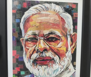  यतींद्र महोबे ने कोलाज के माध्यम से भी कई चित्र बनाए हैं. उन्होंने कागज के टुकड़े जोड़कर प्रधानमंत्री नरेंद्र मोदी की तस्वीर बनाई है. लोग इस तस्वीर के साथ सेल्फी भी ले रहे हैं.
