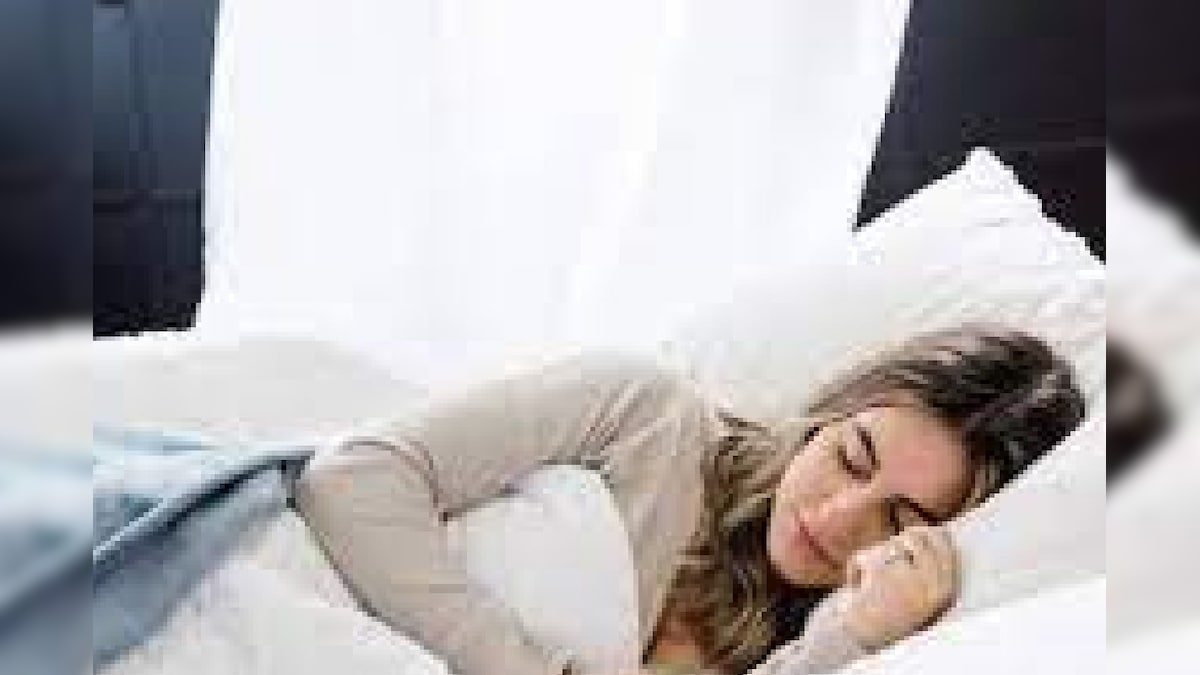 Sleeping Position: सोने की सही पोजीशन क्या है कैसे एक गलती पहुंचा सकती है बॉडी को नुकसान जानें