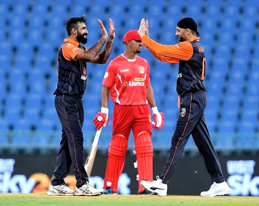  मणिपाल टाइगर्स के लिए क्रिस मोफू, कप्तान हरभजन सिंह और जोगिंदर शर्मा ने प्रभावशाली प्रदर्शन करते हुए दो-दो विकेट लिए. सुपर सब के तौर पर खेल रहे मुथैया मुरलीधरन ने भी दो विकेट लिए.