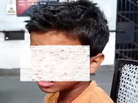 पुलिस को शिकायत देते हुए बच्चे ने कहा कि उसकी मां उसे खाना नहीं देती.