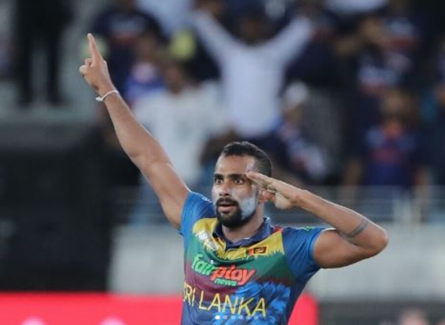 तेज गेंदबाज चमिका करुणारत्ने (Chamika Karunaratne) ने भानुका राजपक्षे के साथ नाबाद अर्धशतकीय साझेदारी के बाद गेंद से भी कहर बरपाया. उन्होंने 4 ओवर में 33 रन देकर 2 विकेट लिए. करुणारत्न ने मोहम्मद नवाज जैसे ऑलराउंडर को आउट कर अपनी टीम को बड़ी सफलता दिलाई. (Instagram)