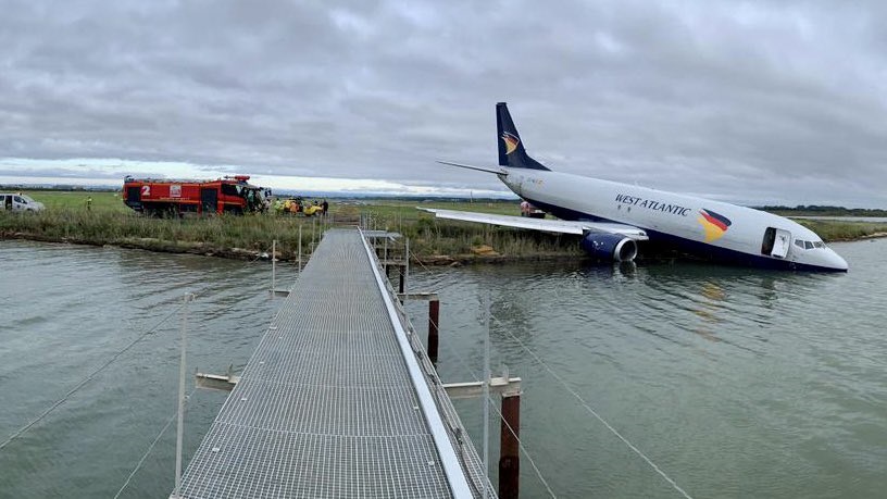  इस हादसे के बाद एयरपोर्ट को यात्रियों और कार्गो उड़ानों के लिए बंद कर दिया गया. इस दौरान विमान का अगला हिस्सा करीब-करीब आधा पानी में चला गया. इतना ही नहीं, कहा जा रहा है कि एक इंजन भी पानी में डूब गया. फिलहाल इसे निकालने की कोशिश की जा रही है.