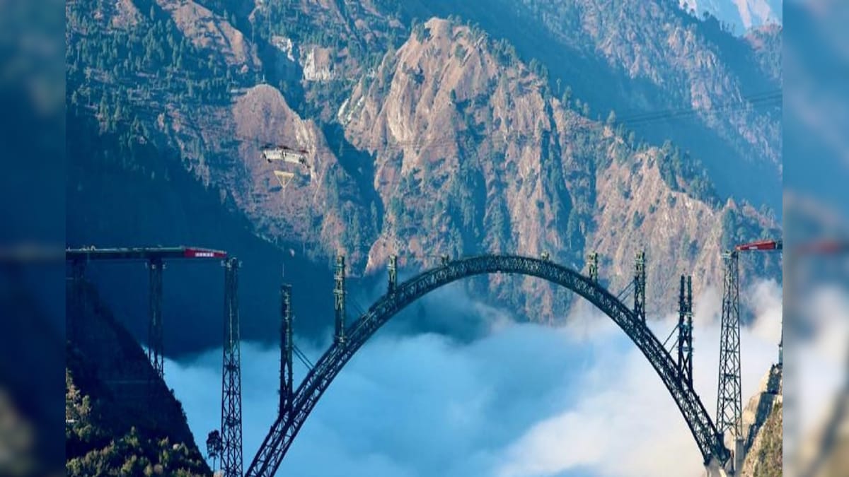 Chenab Rail Bridge: भारतीय रेलवे ने शेयर की चिनाब ब्रिज की तस्वीरें! नीचे बादल ऊपर पुल