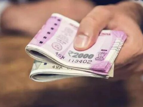 5वें व छठे वेतन आयोग के तहत सैलरी ले रहे कर्मचारियों के लिए डीए में वृद्धि.